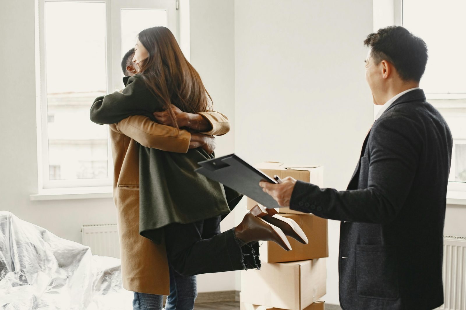 Couple recevant les clés de son logement neuf VEFA